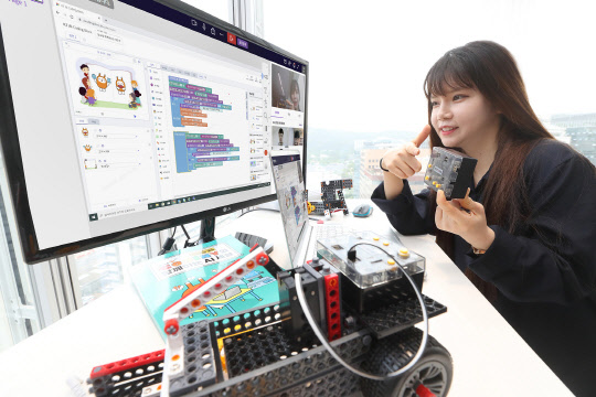 랜선야학 멘토로 참여하고 있는 연세대학교 박하정 학생이 KT AI코딩블록으로 청소년 멘티들에 AI 코딩 수업을 진행하고 있다. KT 제공